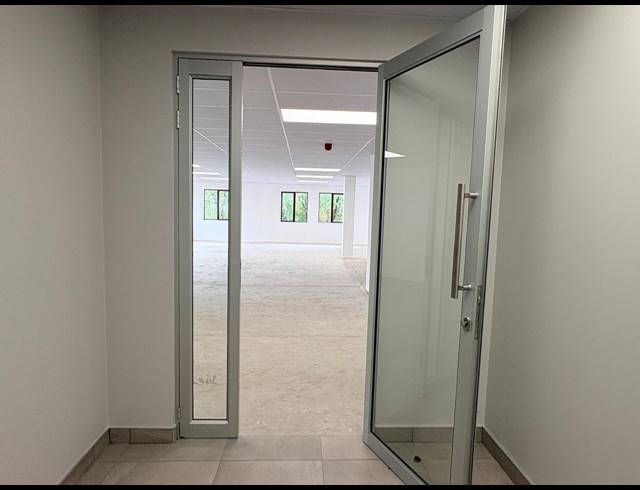 379M² OFFICE TO LET IN VORNA VALLEY